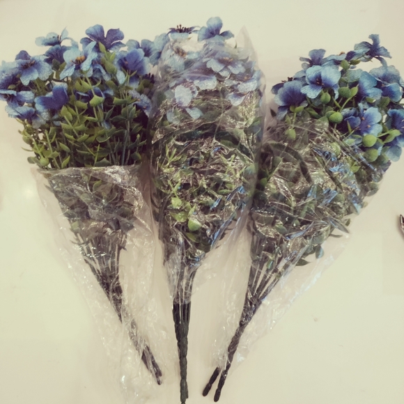 ✨ 4/$15 NWT 6 Bundles Of High Quality Fake Flowers - Picture 3 of 3